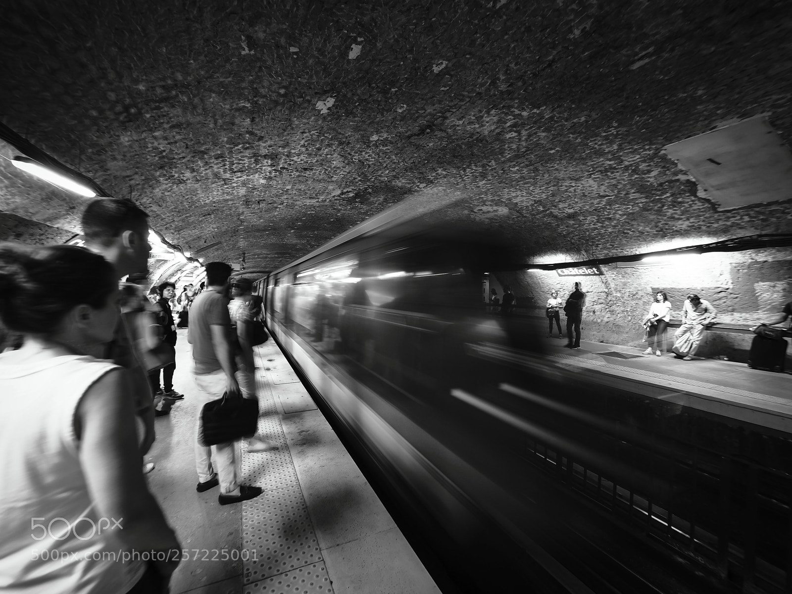 Olympus OM-D E-M1 Mark II sample photo. Metro passing by photography