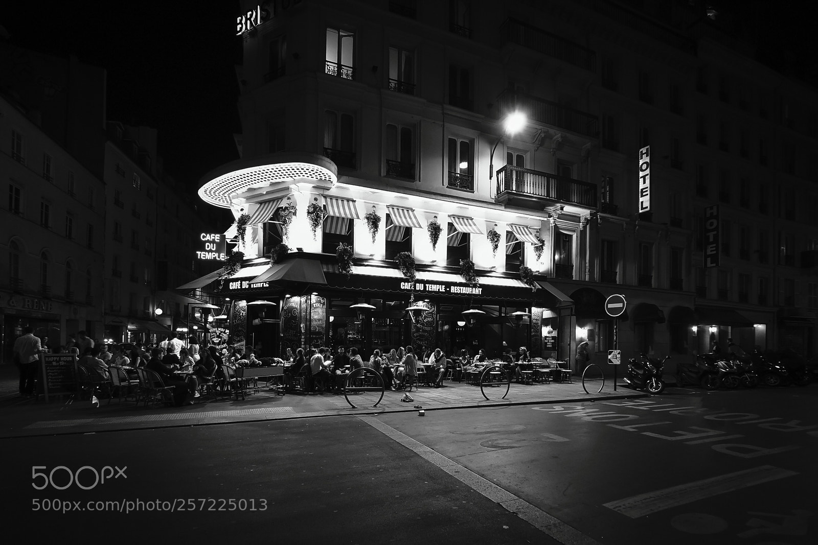 Olympus OM-D E-M1 Mark II sample photo. Cafe at night photography