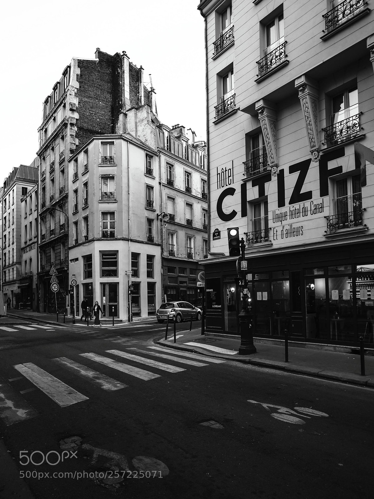 Olympus OM-D E-M1 Mark II sample photo. Paris street photography