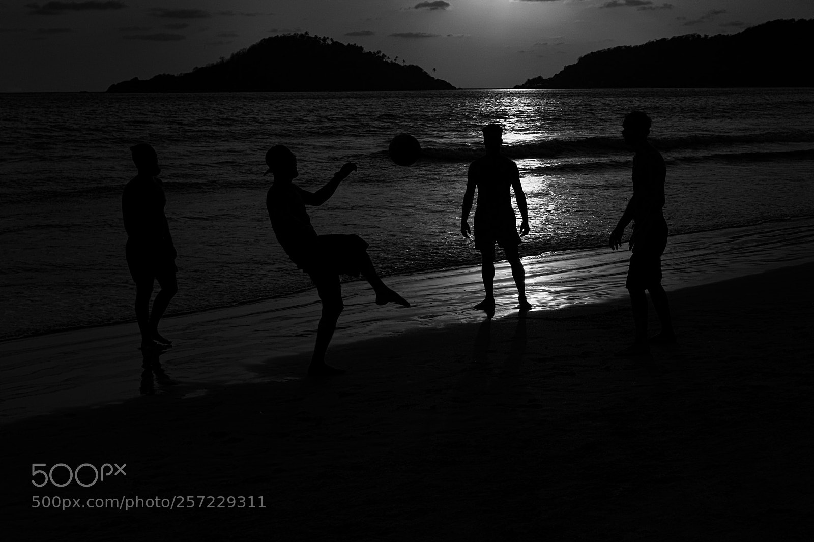 Fujifilm X100T sample photo. Beach ball photography