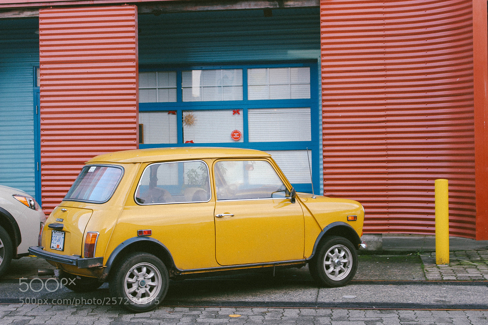 Canon EOS 700D (EOS Rebel T5i / EOS Kiss X7i) sample photo. Vintage yellow car. classic photography
