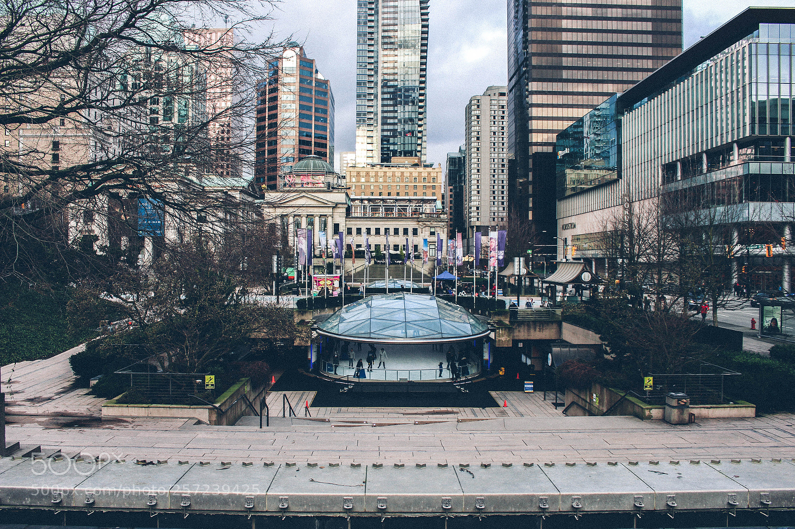 Canon EOS 700D (EOS Rebel T5i / EOS Kiss X7i) sample photo. Vancouver robson square ice photography
