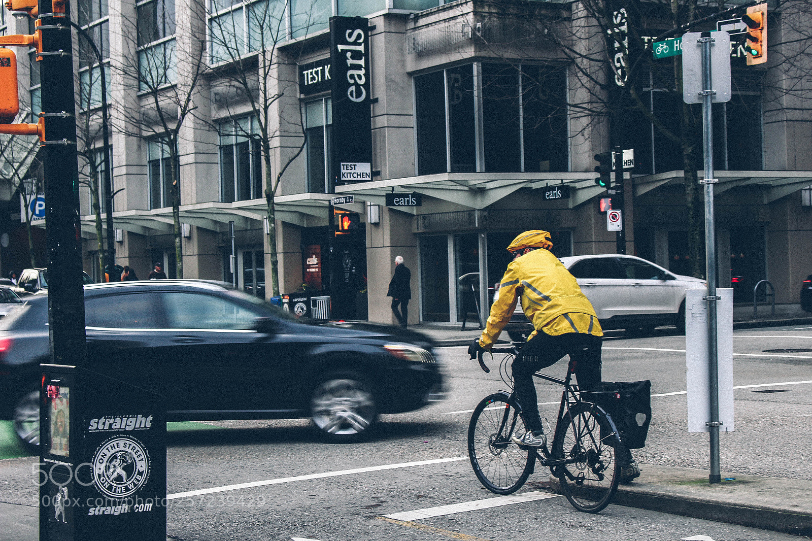 Canon EOS 700D (EOS Rebel T5i / EOS Kiss X7i) sample photo. Cyclist with yellow coat photography
