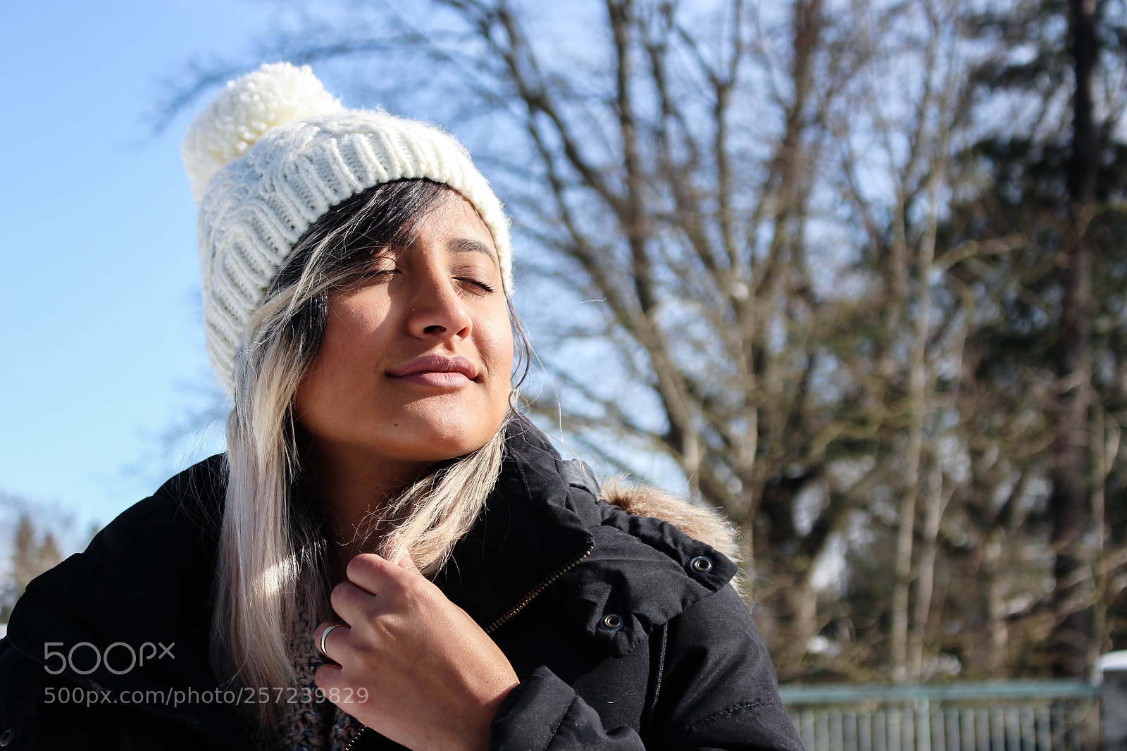 Canon EOS 700D (EOS Rebel T5i / EOS Kiss X7i) sample photo. Woman in winter with photography