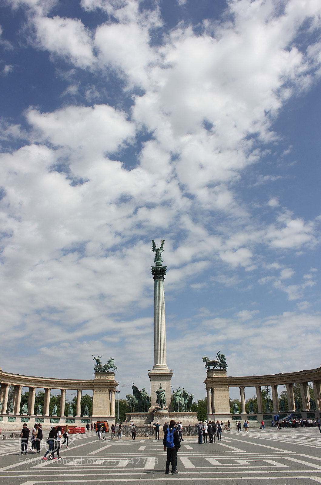 Canon EOS 550D (EOS Rebel T2i / EOS Kiss X4) sample photo. Heroes' square - budapest photography