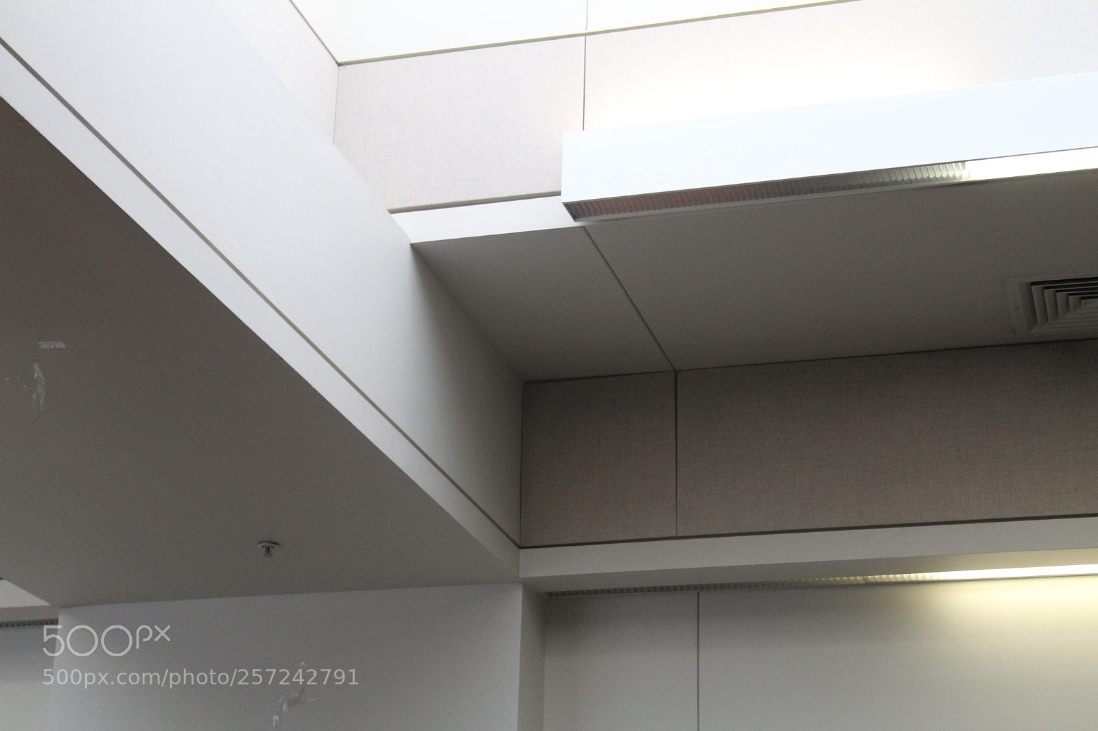 Canon EOS 1300D (EOS Rebel T6 / EOS Kiss X80) sample photo. Hallway photography
