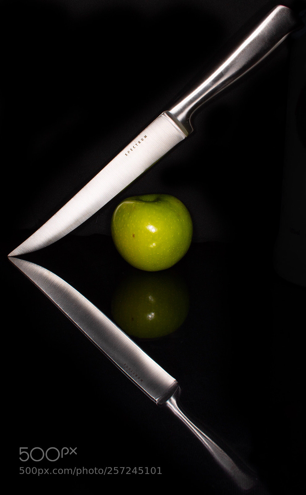 Canon EOS 750D (EOS Rebel T6i / EOS Kiss X8i) sample photo. Knife & apple photography