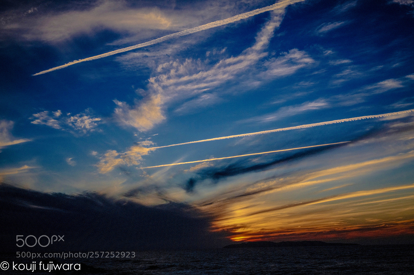 Fujifilm X-Pro2 sample photo. Contrail...into the magic hour photography