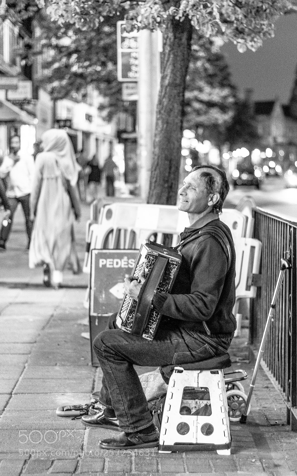 Canon EOS 750D (EOS Rebel T6i / EOS Kiss X8i) sample photo. Old guy playing the photography