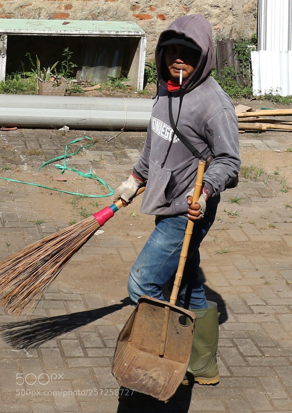 Canon EOS M10 sample photo. Housekeeper photography