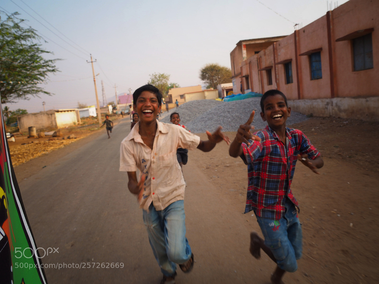 Olympus OM-D E-M10 II sample photo. Kids chasing tuktuk photography