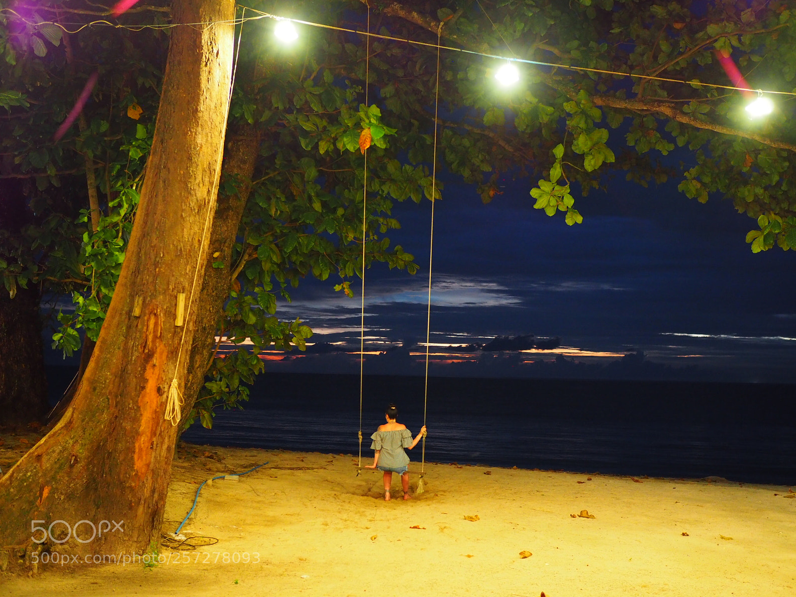 Olympus OM-D E-M10 sample photo. Pak weep beach swing photography