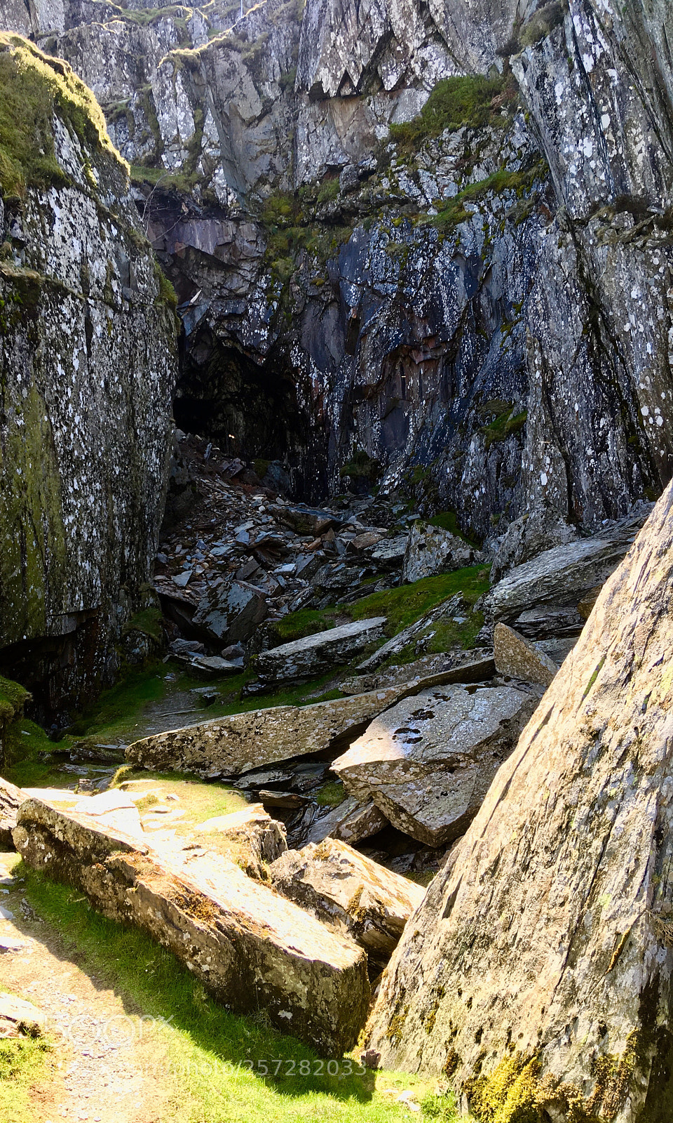 Apple iPhone SE sample photo. Into the cave photography