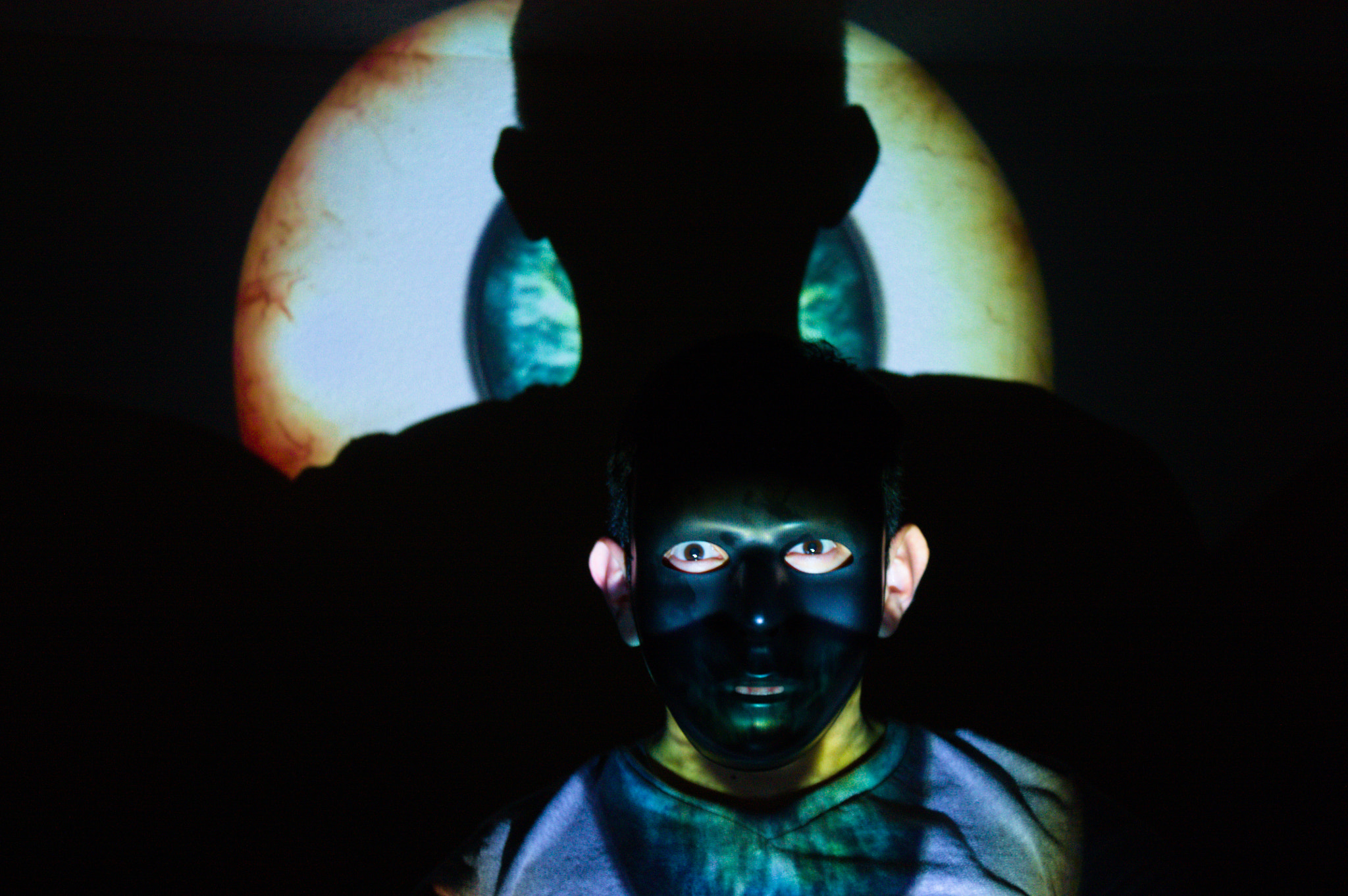 Canon EOS 450D (EOS Rebel XSi / EOS Kiss X2) sample photo. Projector eyeball on masked human being photography