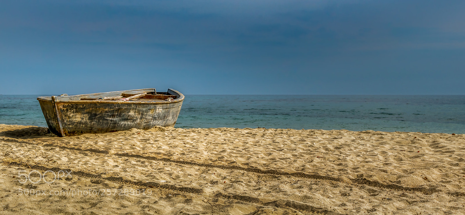 Canon EOS 750D (EOS Rebel T6i / EOS Kiss X8i) sample photo. Boat on the sand photography
