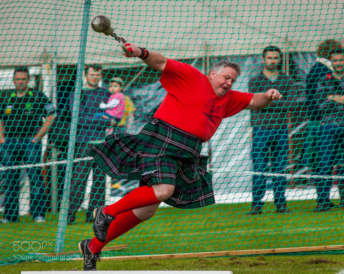 Canon EOS 5D Mark II sample photo. The highland games thrower photography