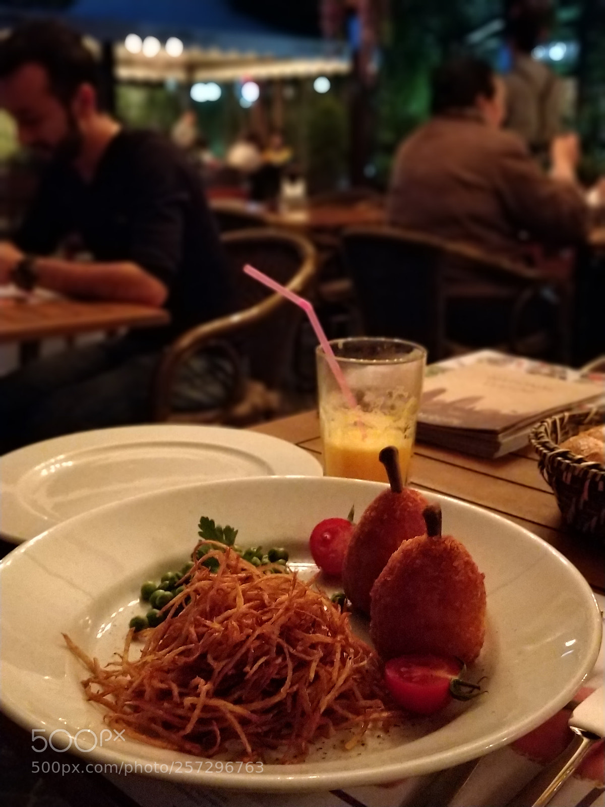 OnePlus 5 sample photo. Kiev chicken-cafecity rest. photography