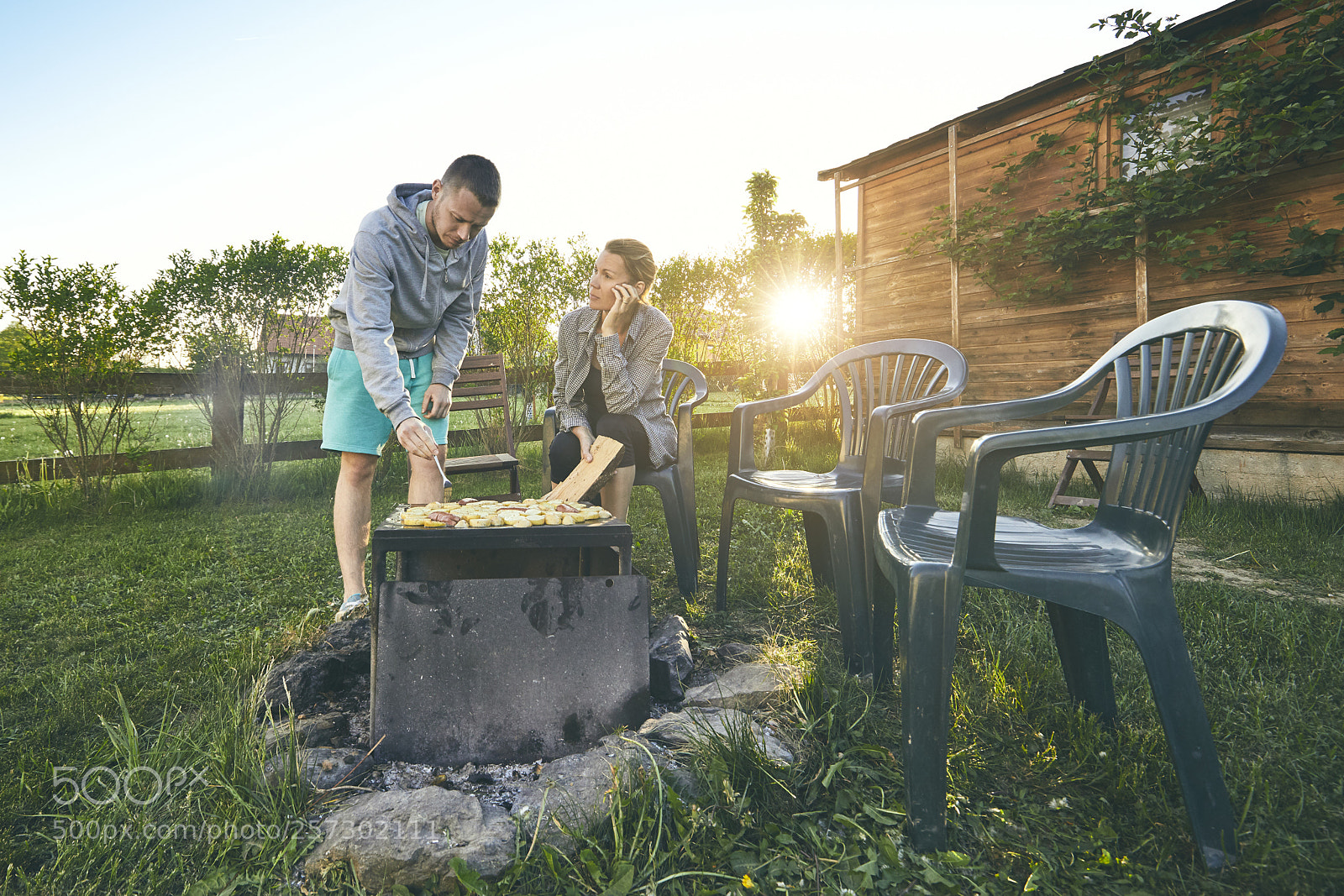 Canon EOS 5D Mark IV sample photo. Couple barbecuing on the photography