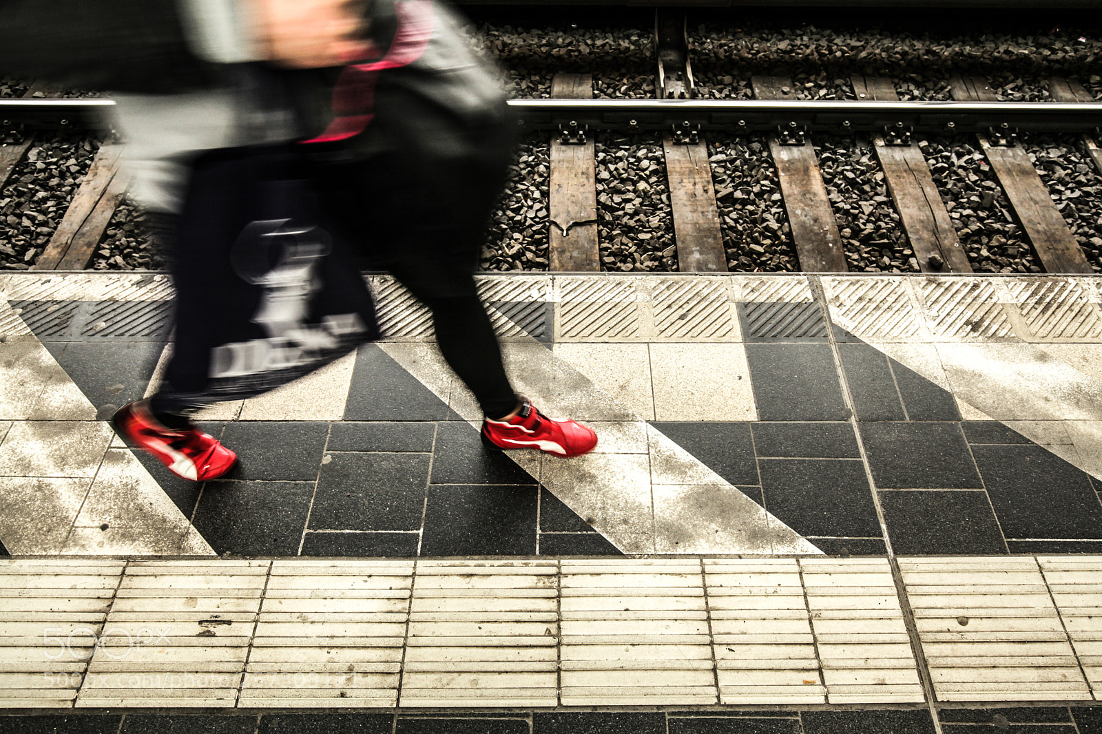 Canon EOS 5D Mark II sample photo. Red shoes in berlin photography