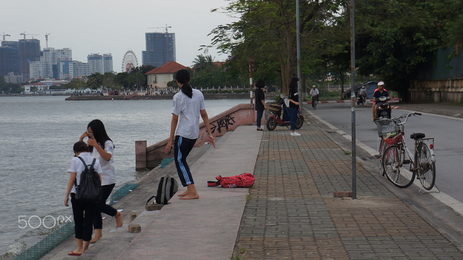 Sony E 18-55mm F3.5-5.6 OSS sample photo. The sky is blue, and the wind is fresh, like usual photography