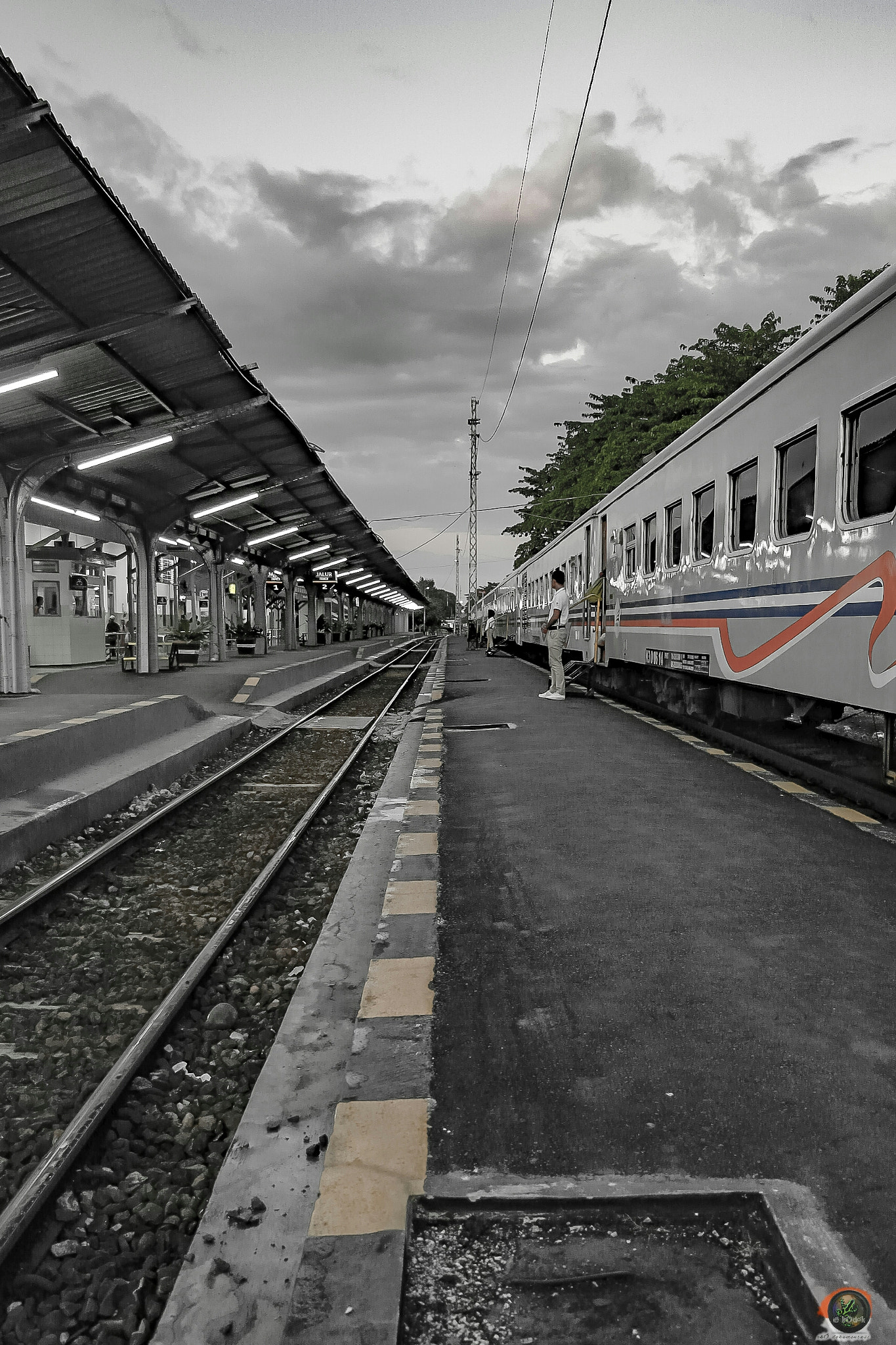 Samsung NX20 sample photo. Corner line photography