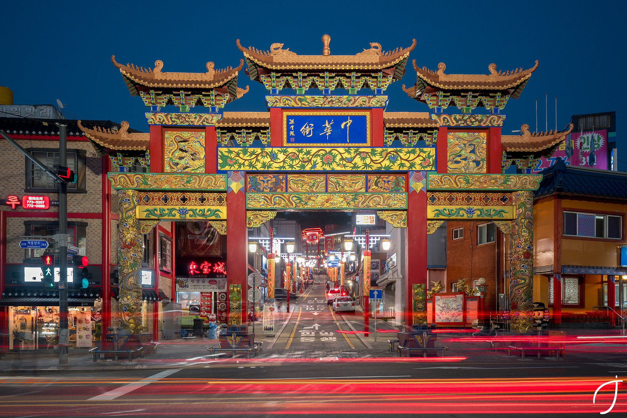 Panasonic Lumix DMC-GX85 (Lumix DMC-GX80 / Lumix DMC-GX7 Mark II) sample photo. Incheon chinatown gate photography