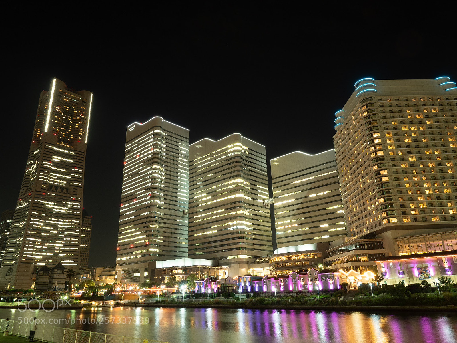Olympus OM-D E-M5 II sample photo. 横浜ランドマークタワーとクイーンズスクエア photography