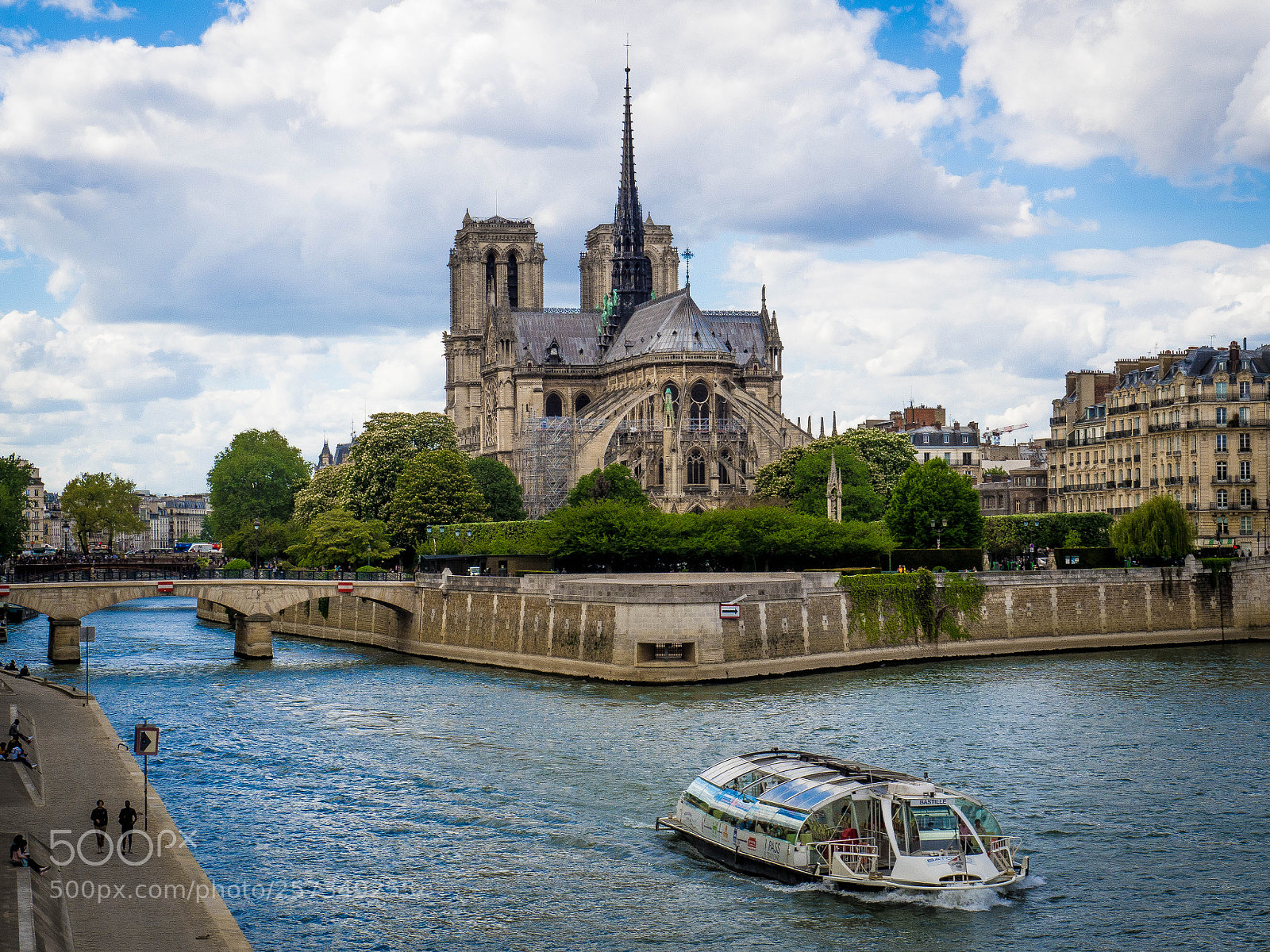 Olympus OM-D E-M10 II sample photo. Notre dame cathedral photography