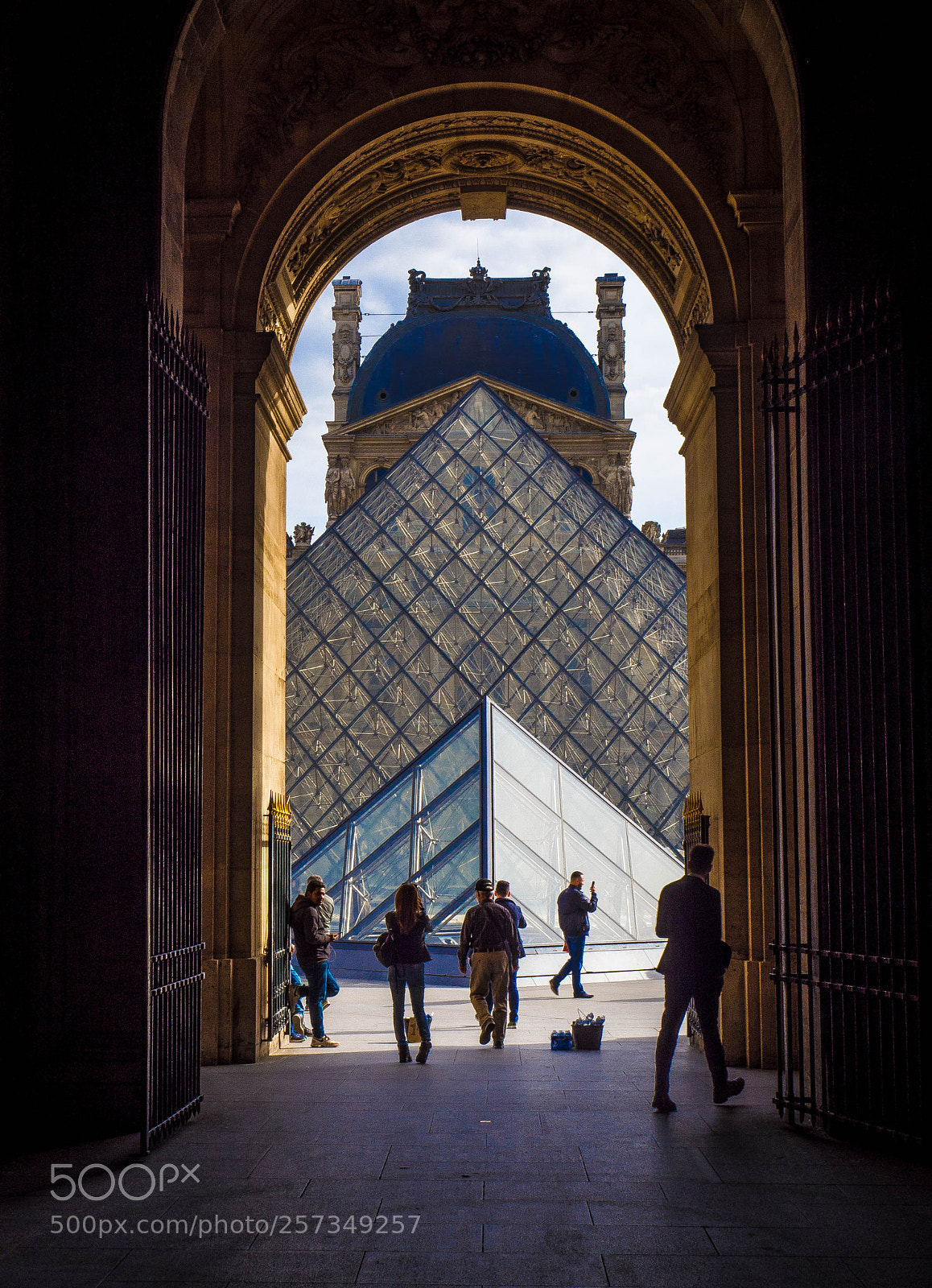 Olympus OM-D E-M10 II sample photo. Louvre museum photography