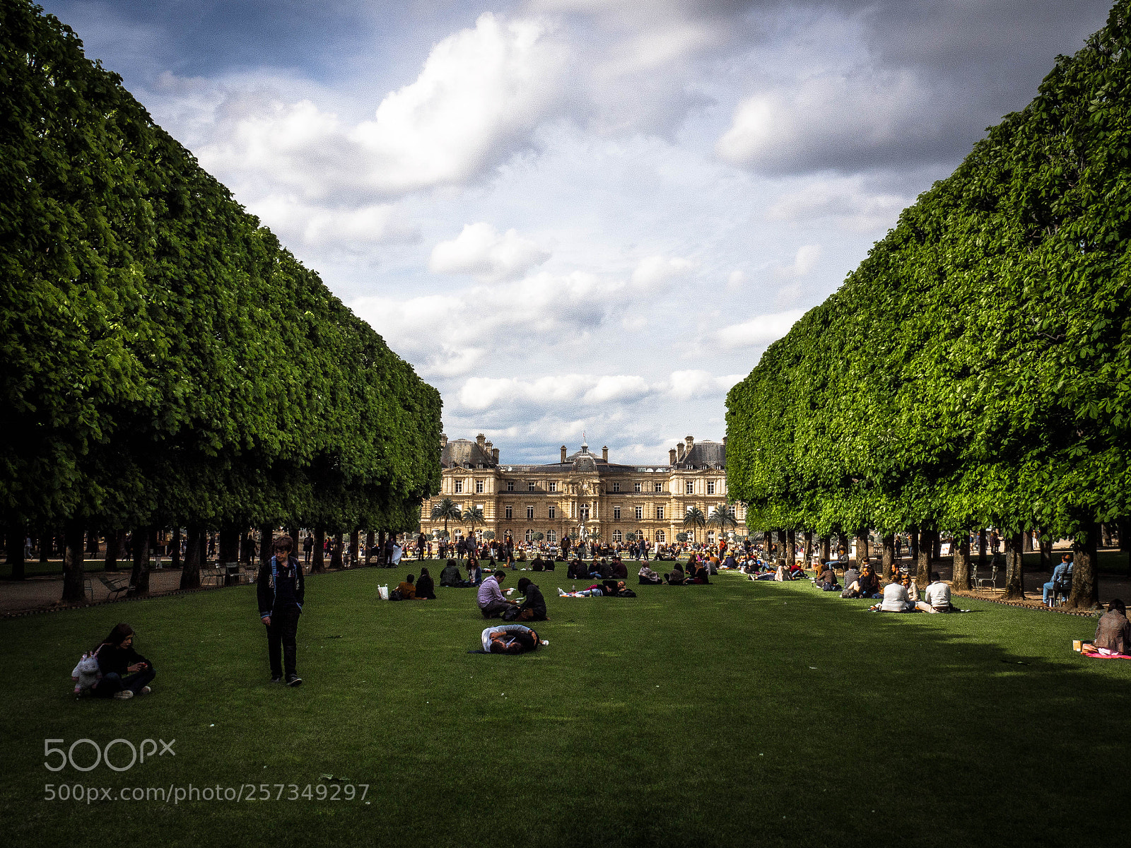 Olympus OM-D E-M10 II sample photo. Jardin du luxembourg photography