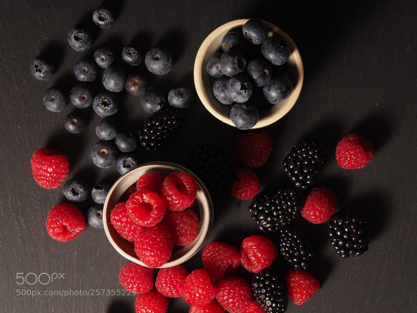 Olympus OM-D E-M5 II sample photo. Beeren im töpfchen photography