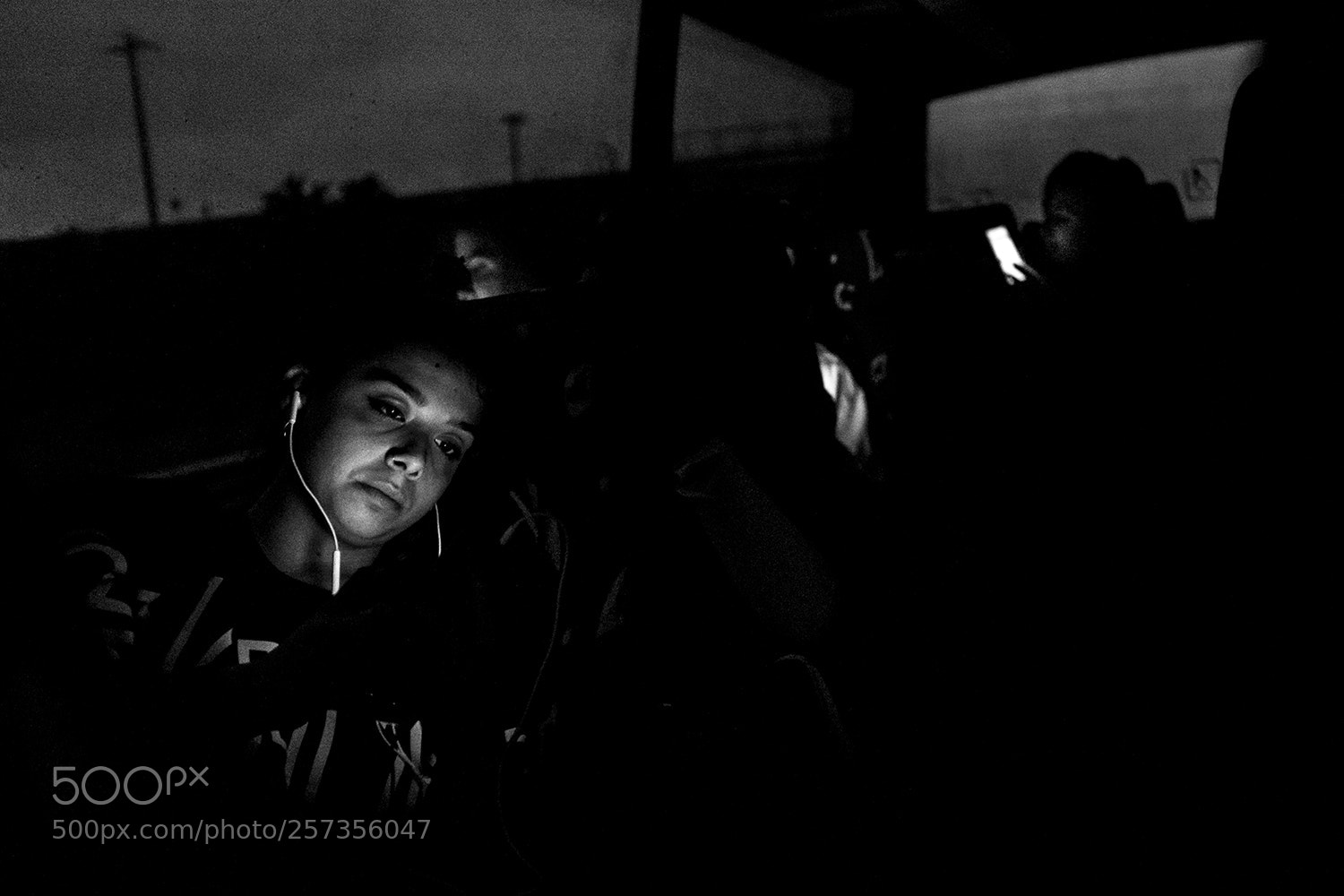 Fujifilm X100S sample photo. Night bus photography