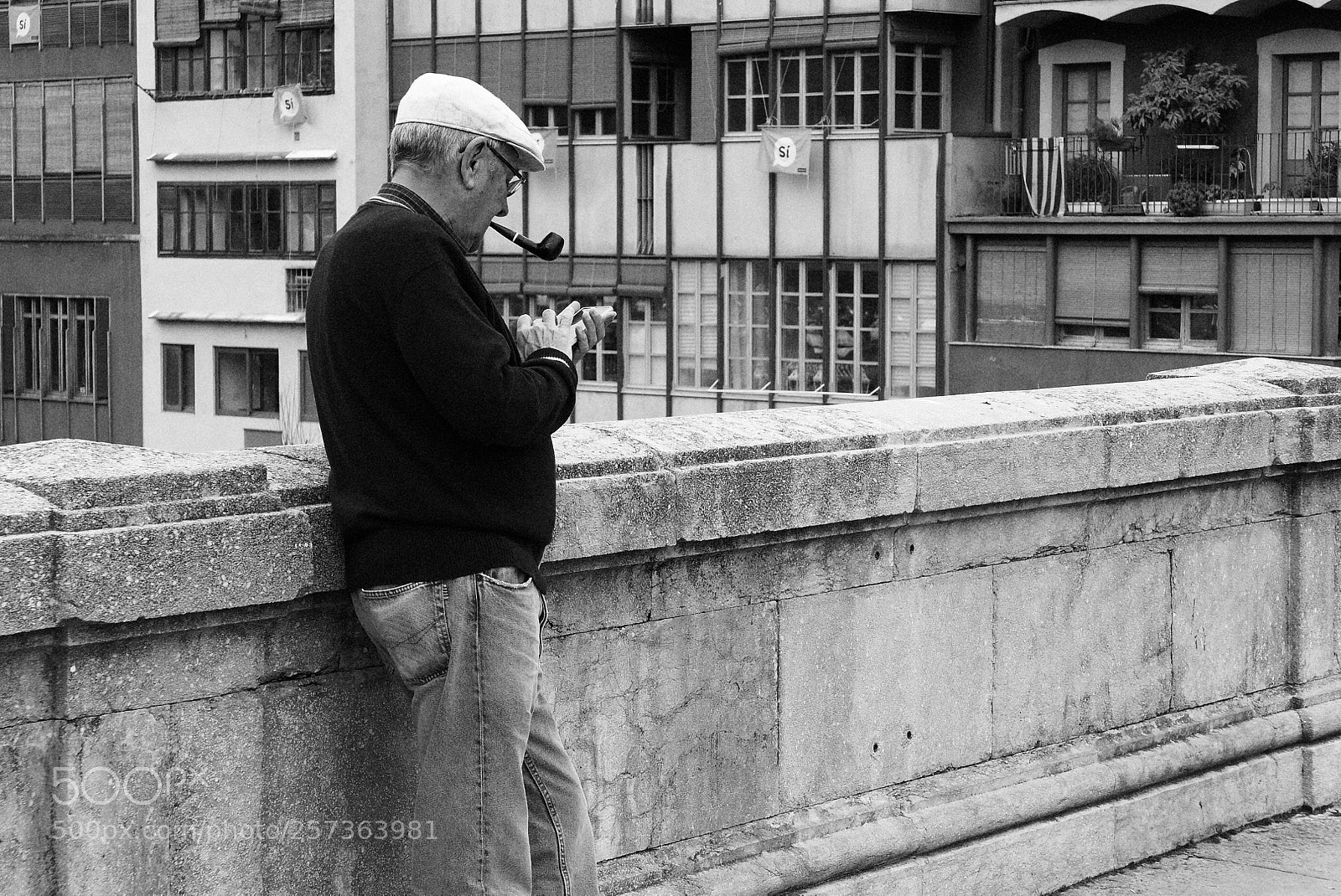 Leica D-Lux (Typ 109) sample photo. Man with a pipe photography