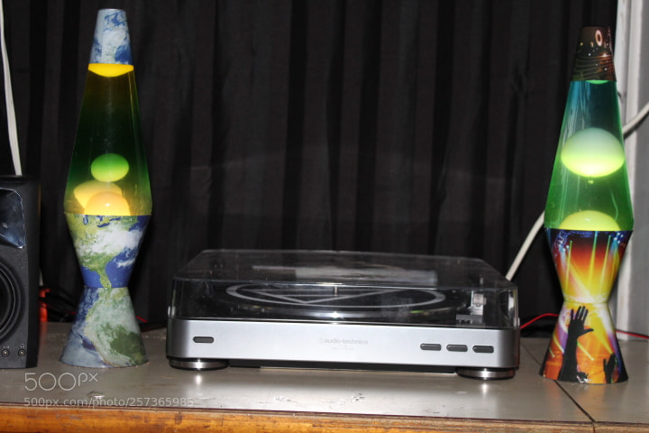 Canon EOS 1300D (EOS Rebel T6 / EOS Kiss X80) sample photo. Turntable and lava lamps photography