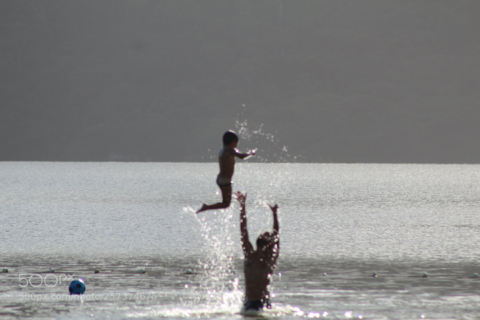 Canon EF 75-300mm f/4-5.6 sample photo. Brincadeira na praia photography
