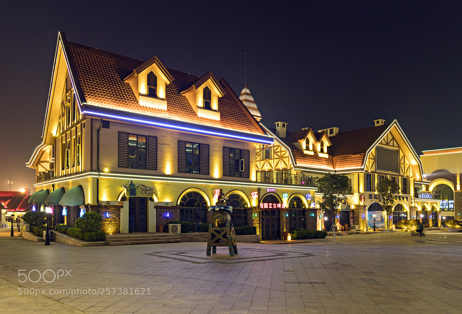 Canon EOS 6D Mark II sample photo. A bear house at photography
