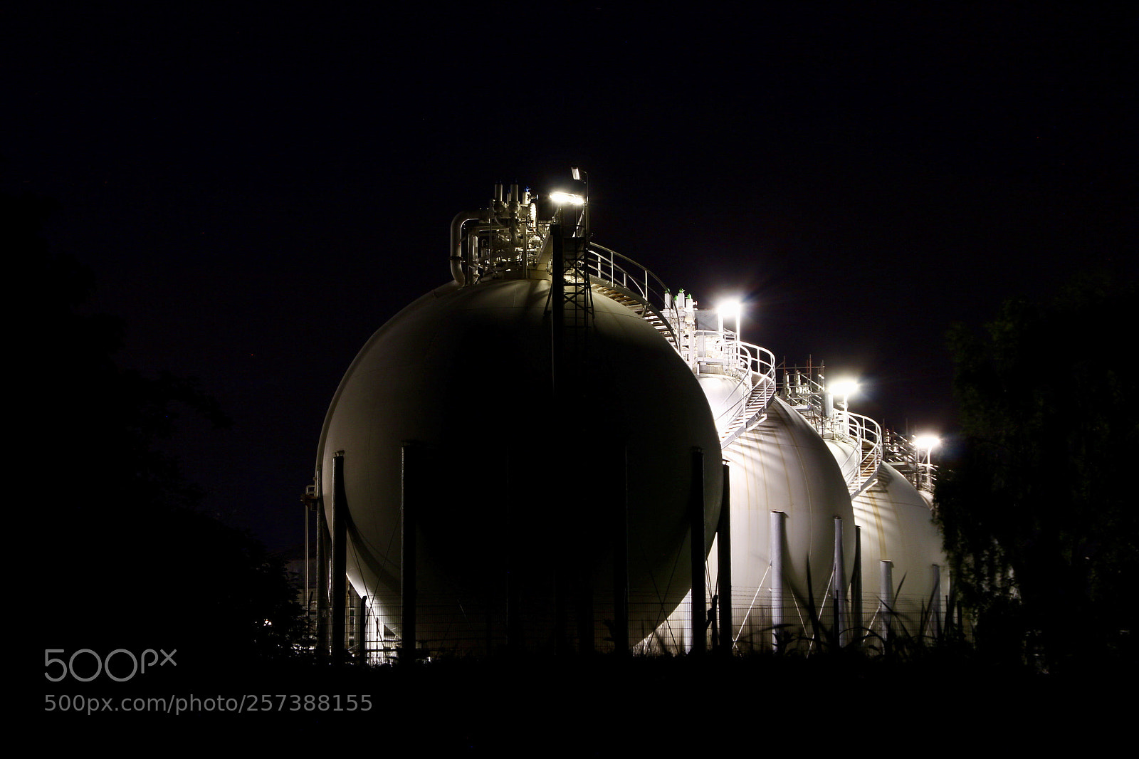 Canon EOS 550D (EOS Rebel T2i / EOS Kiss X4) sample photo. Industrie bei nacht photography