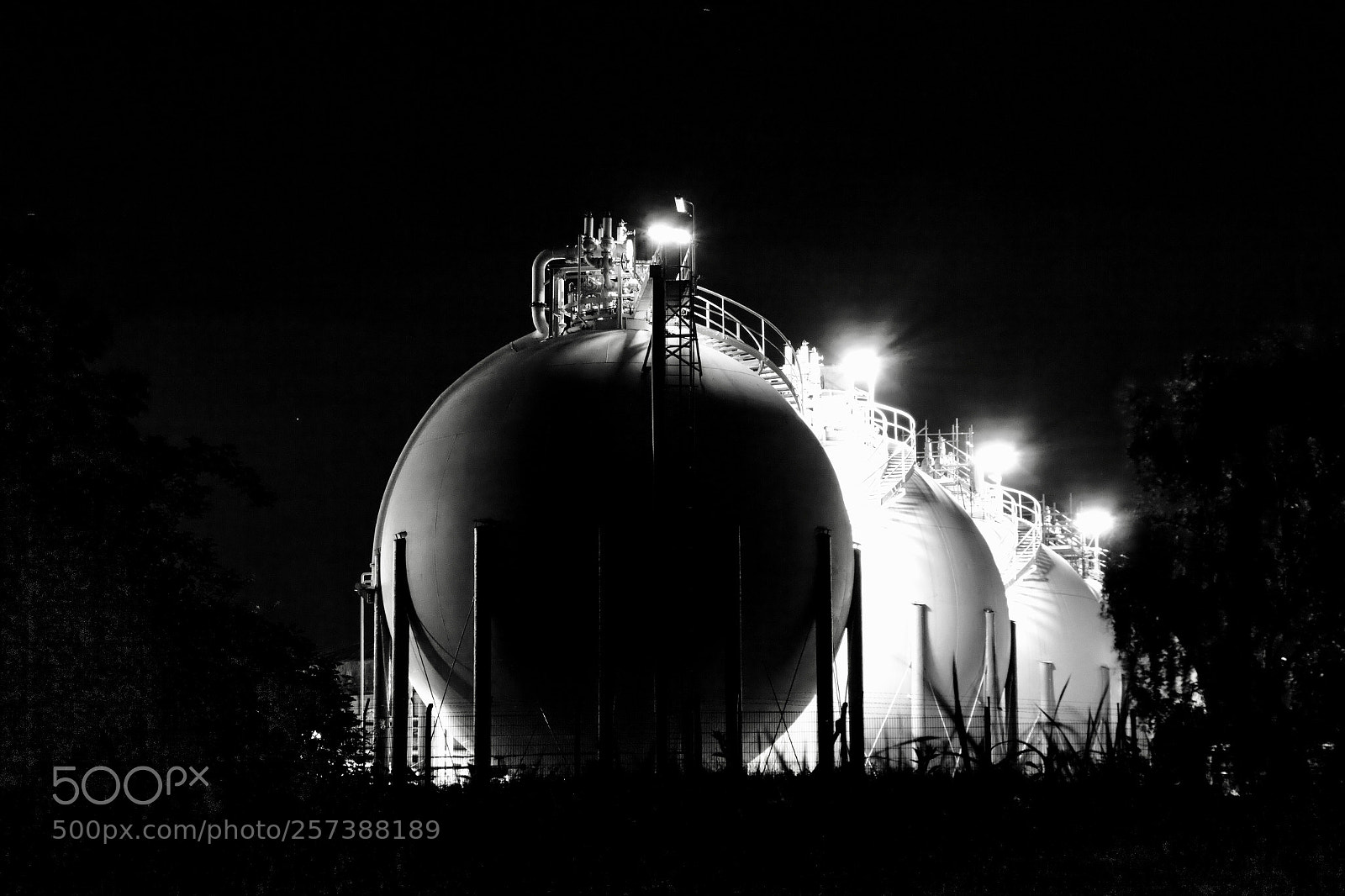 Canon EOS 550D (EOS Rebel T2i / EOS Kiss X4) sample photo. Industrie bei nacht photography