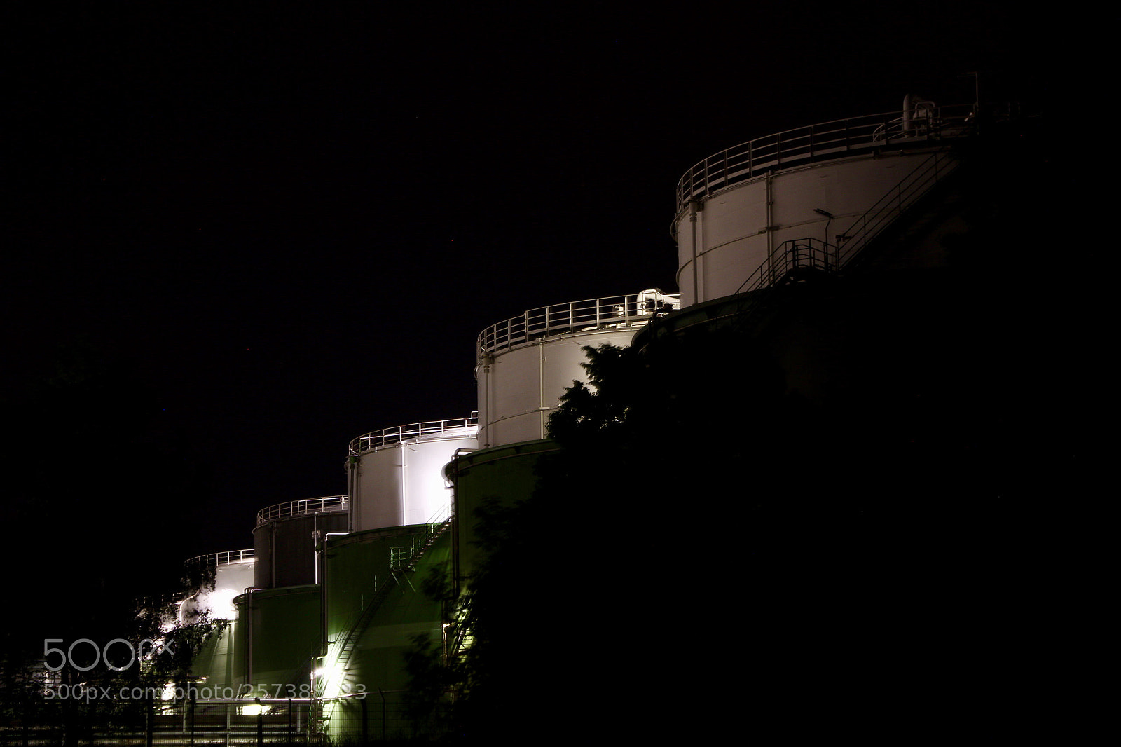 Canon EOS 550D (EOS Rebel T2i / EOS Kiss X4) sample photo. Industrie bei nacht photography