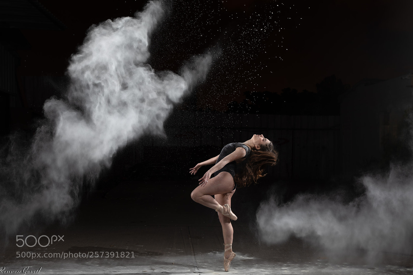 Canon EOS 5D Mark IV sample photo. Dancer at night photography