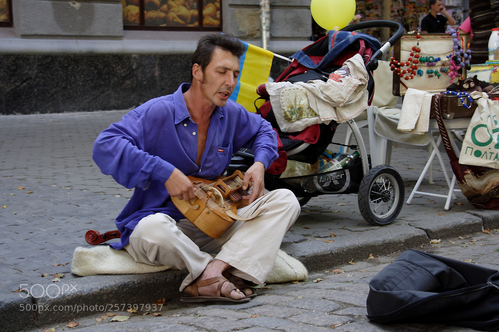 Canon EOS 350D (EOS Digital Rebel XT / EOS Kiss Digital N) sample photo. Busker photography