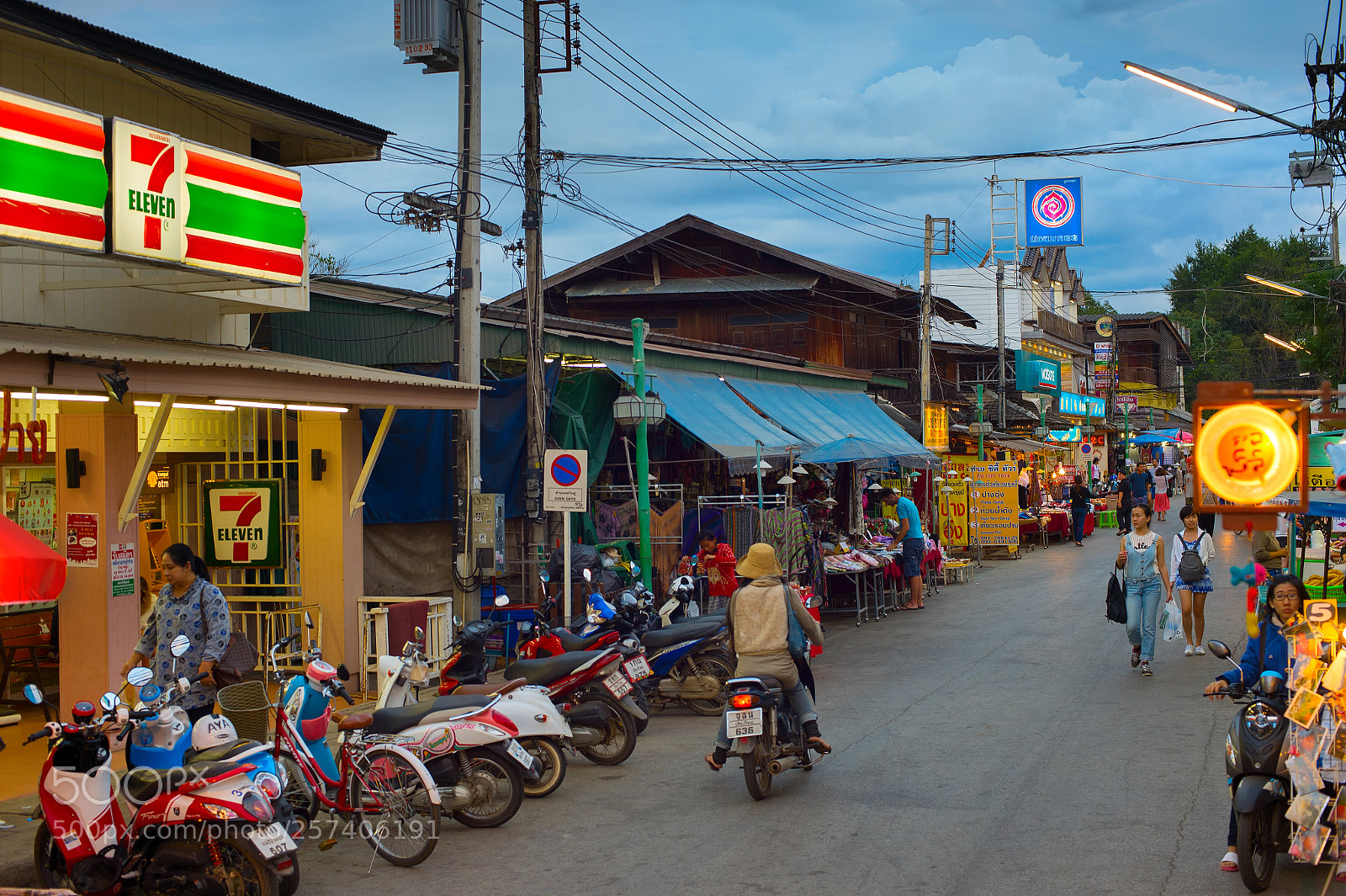 Nikon Df sample photo. People pai market street photography