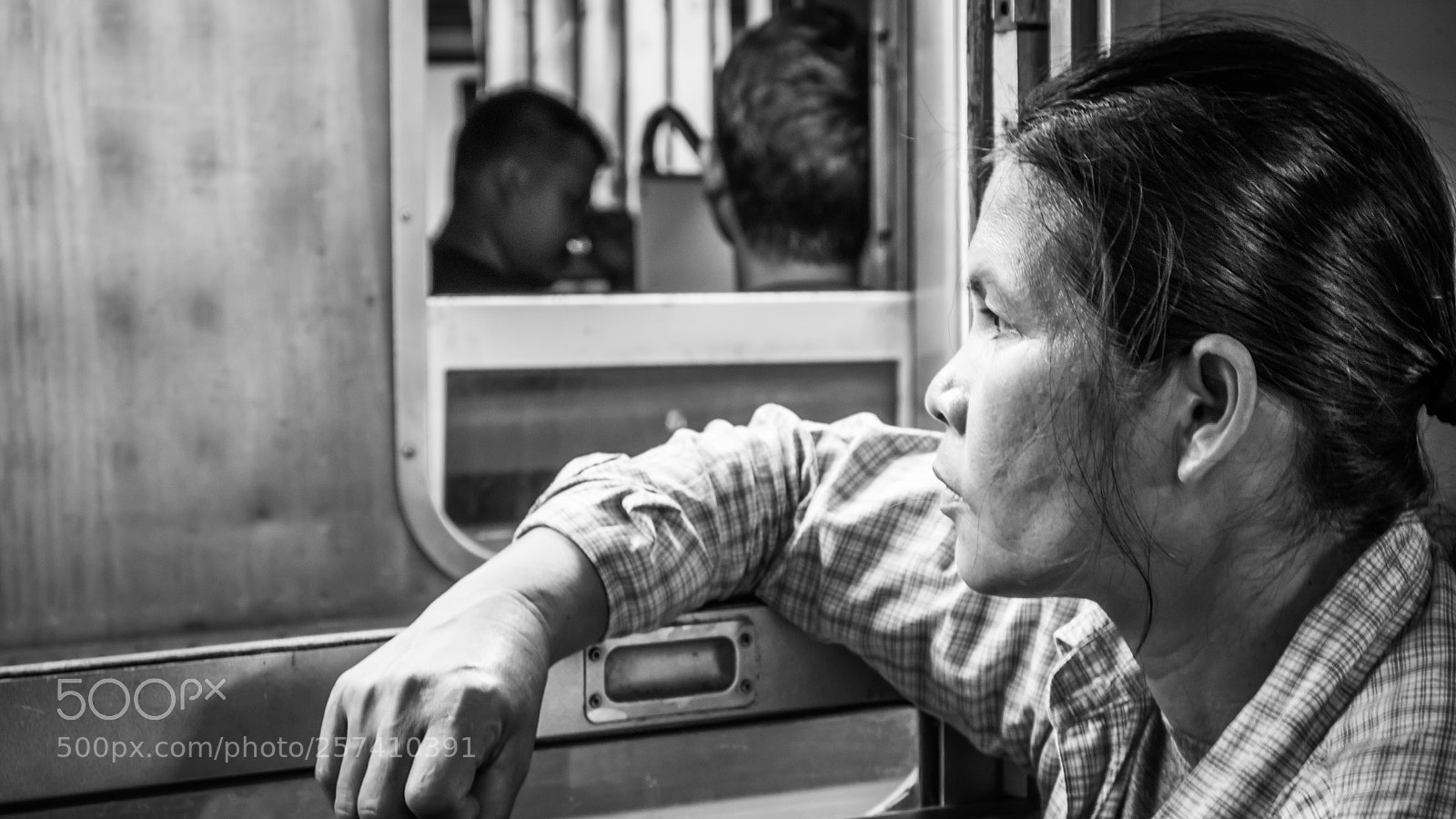 Panasonic Lumix DMC-GX85 (Lumix DMC-GX80 / Lumix DMC-GX7 Mark II) sample photo. Woman in the train photography
