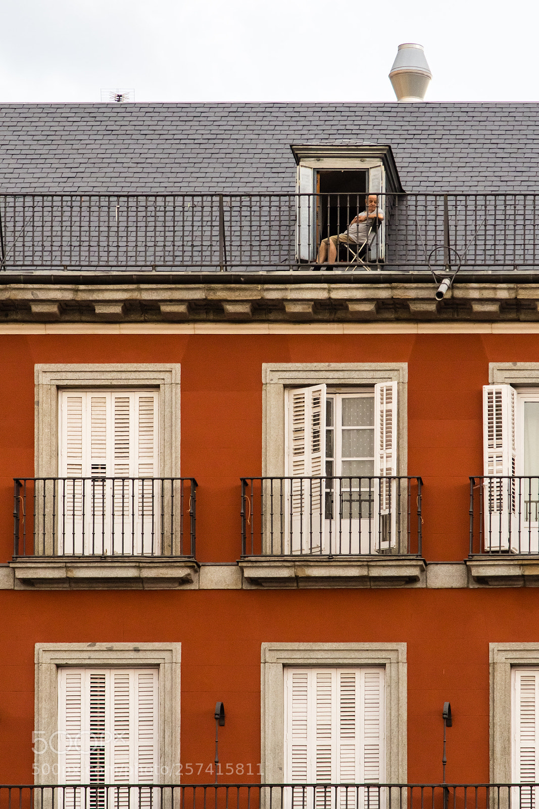 Canon EOS 60D sample photo. Building facade on plaza photography