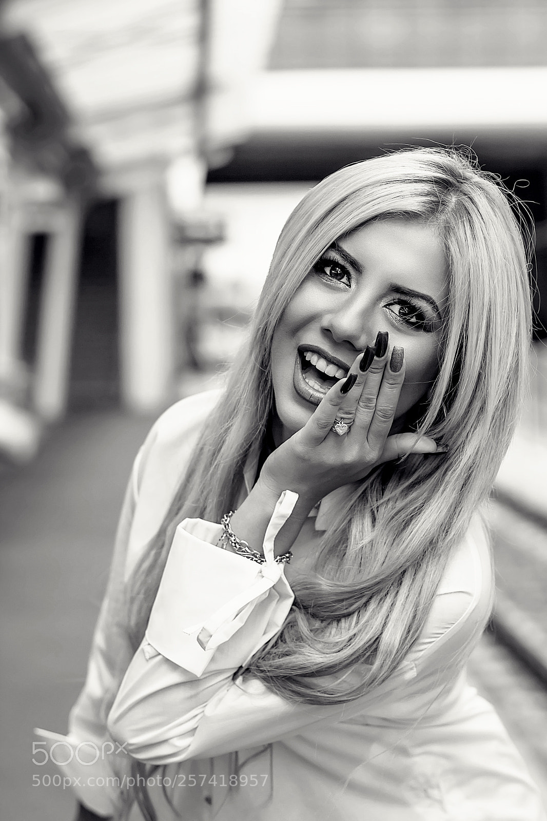 Canon EOS 550D (EOS Rebel T2i / EOS Kiss X4) sample photo. Smile in railway station photography