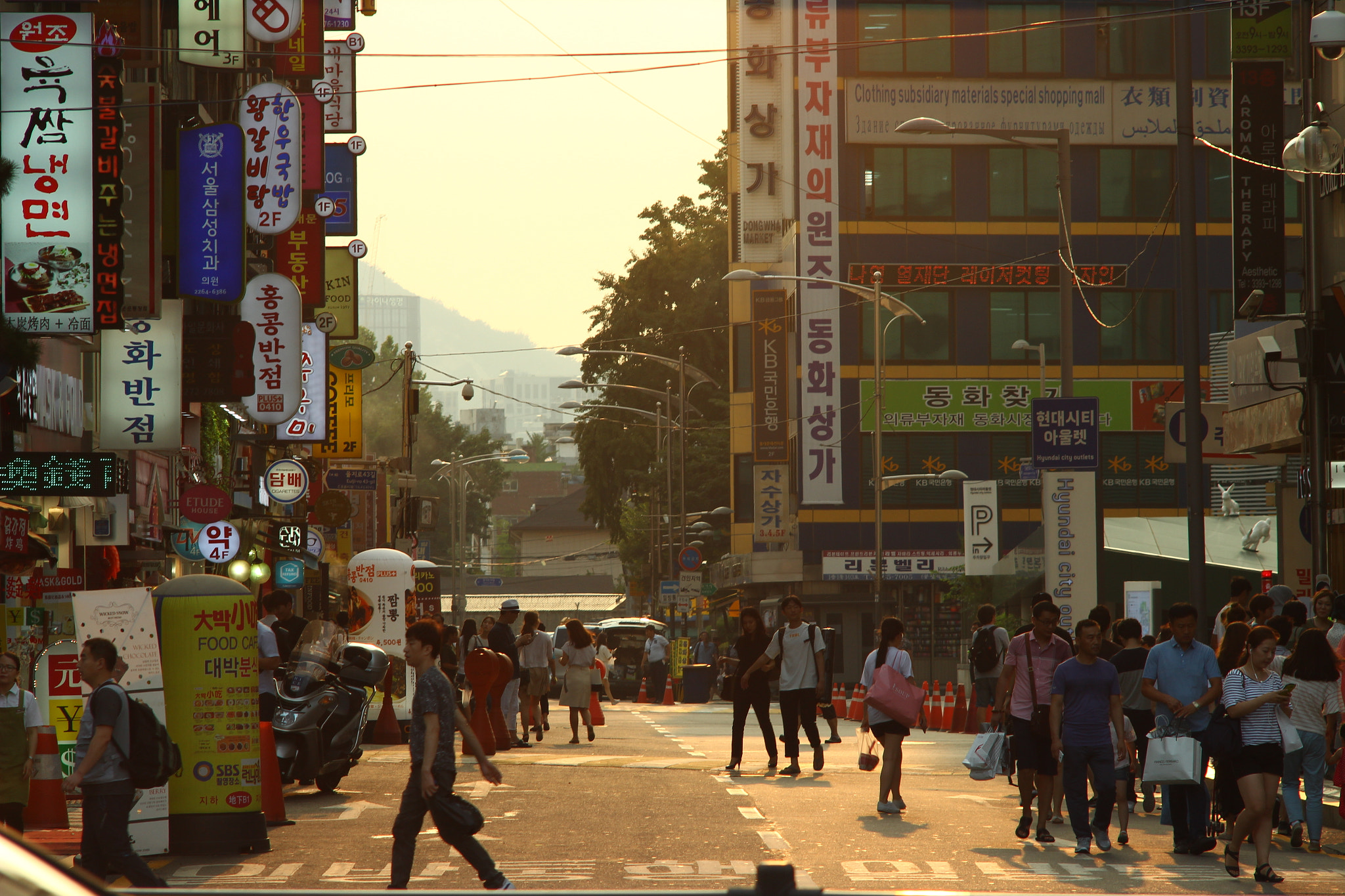 Canon EOS 600D (Rebel EOS T3i / EOS Kiss X5) + Canon EF 35-80mm f/4-5.6 sample photo. Seoul street sunset photography