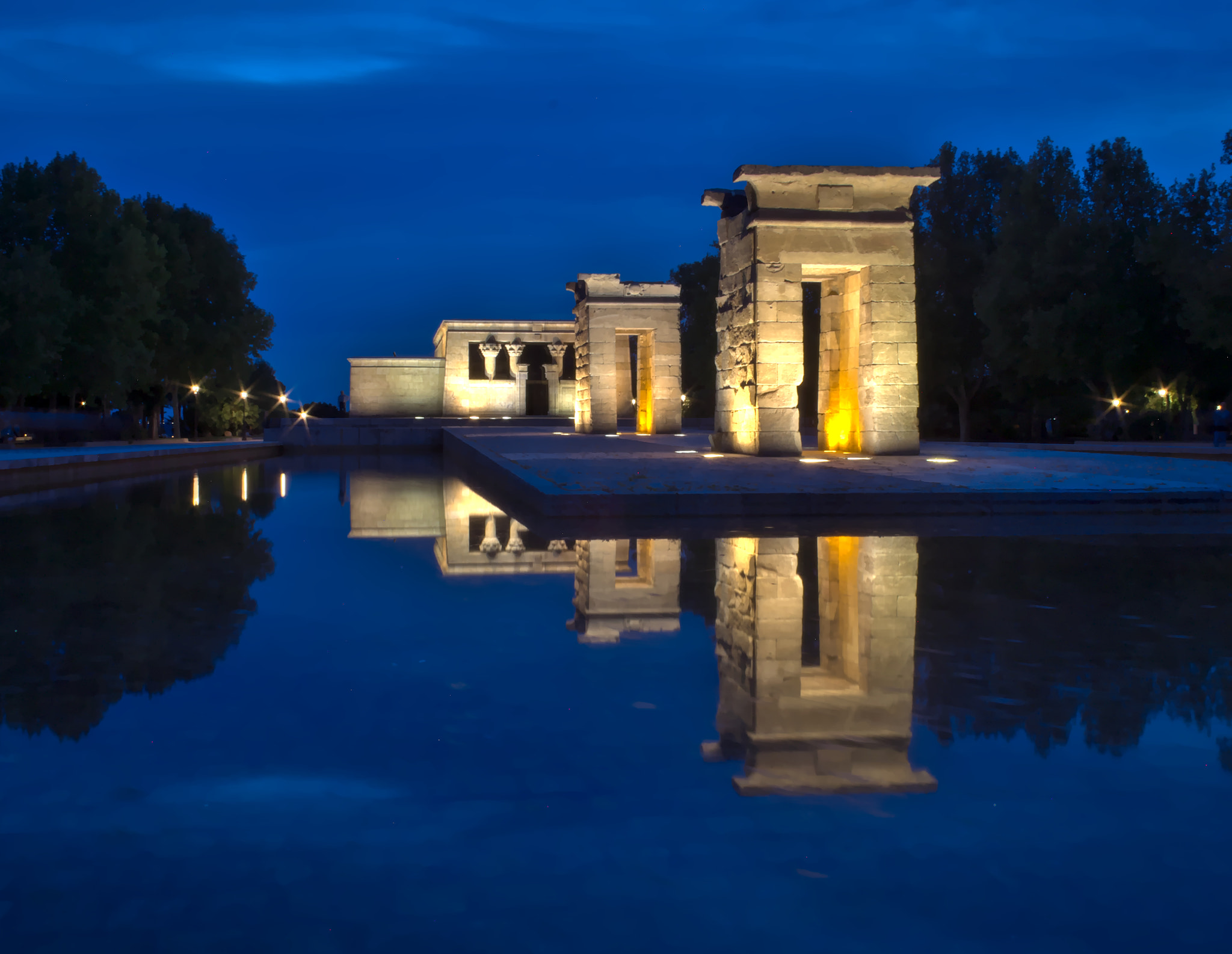 Canon EF-S 18-55mm F3.5-5.6 II sample photo. Templo de debod by night photography