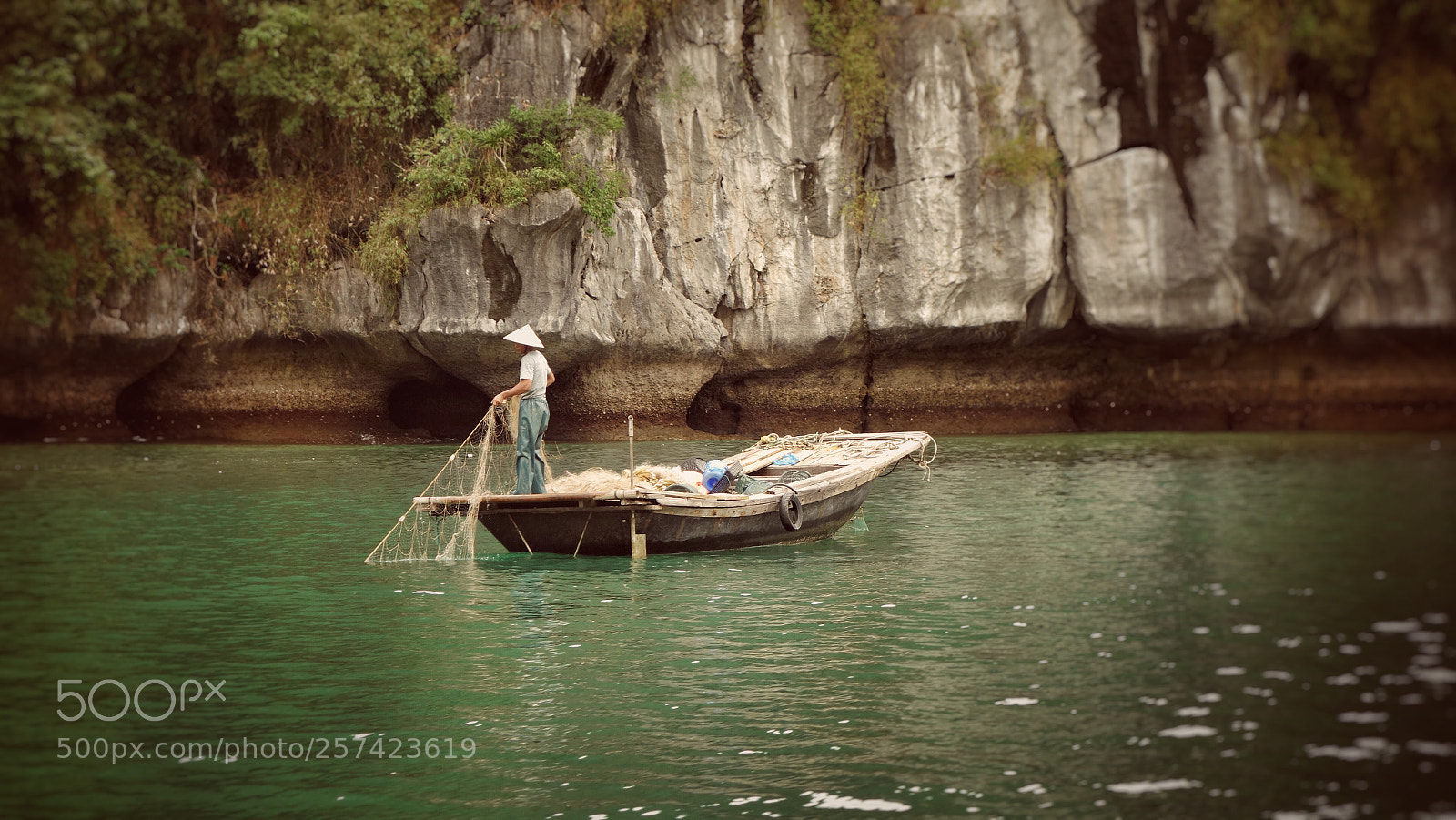 Sony Cyber-shot DSC-RX100 sample photo. Fishing in halong bay photography