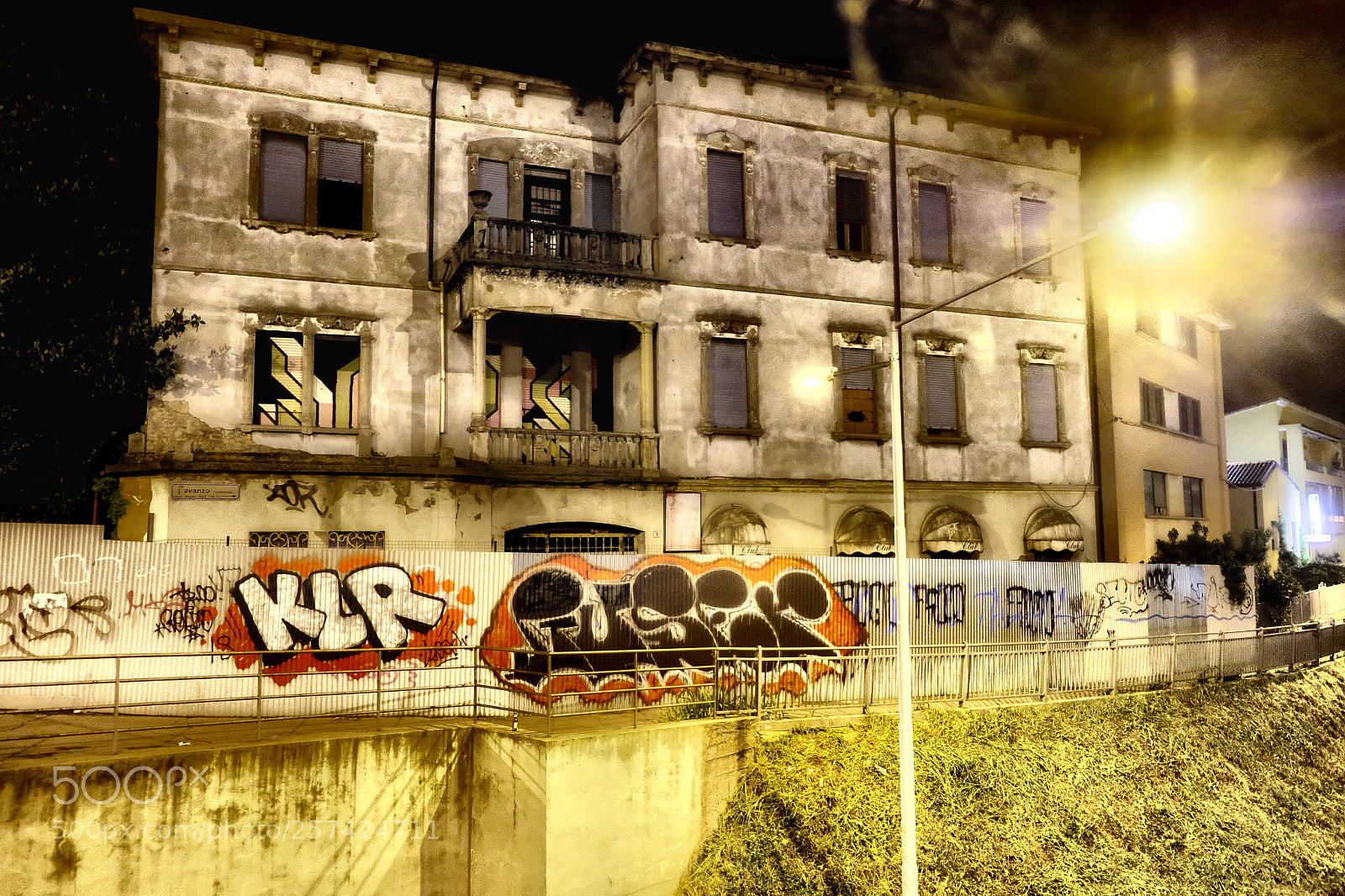 Fujifilm X-T20 sample photo. Urban decay behind the photography