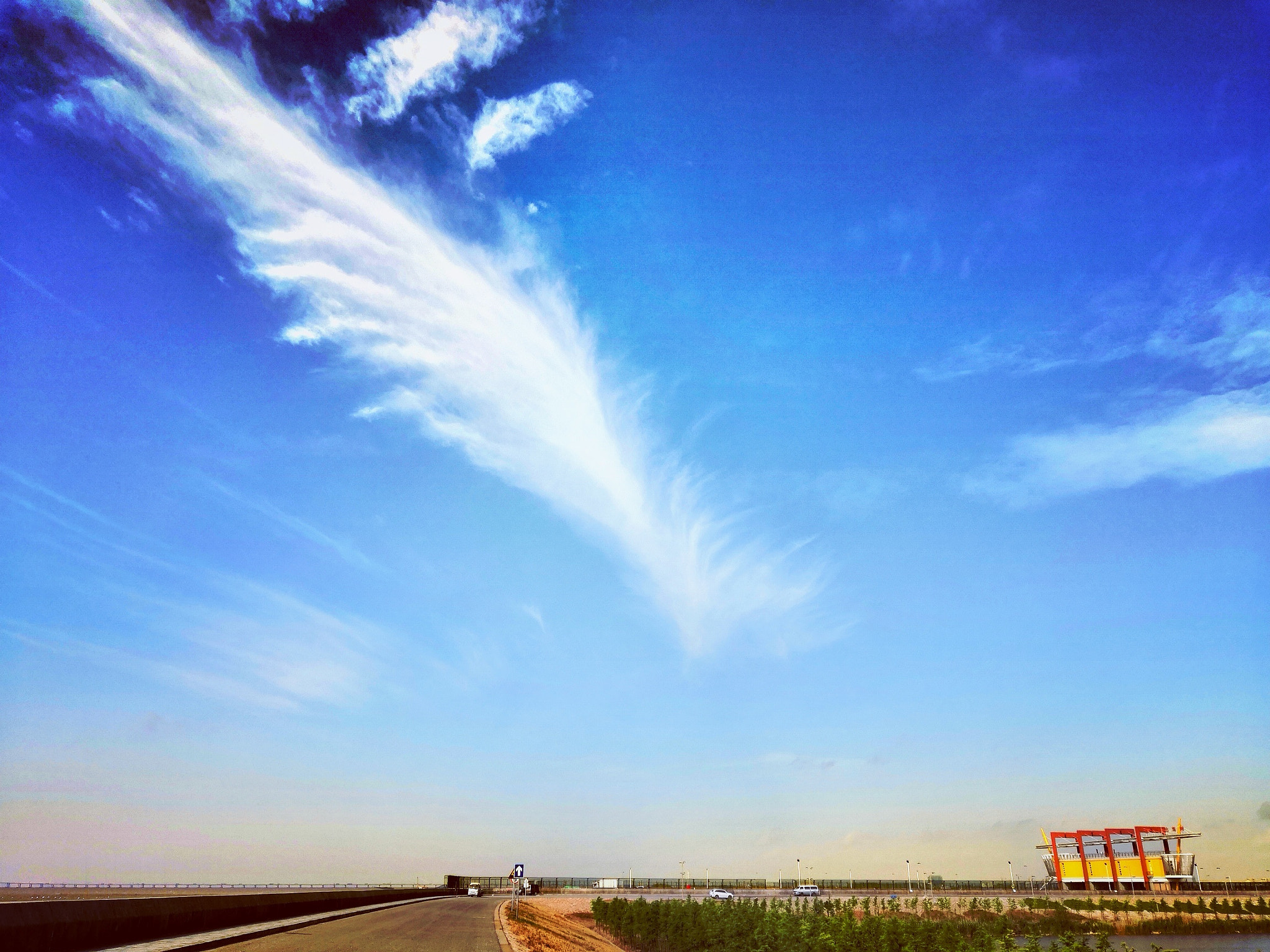 HUAWEI Honor 10 sample photo. A feather cloud photography